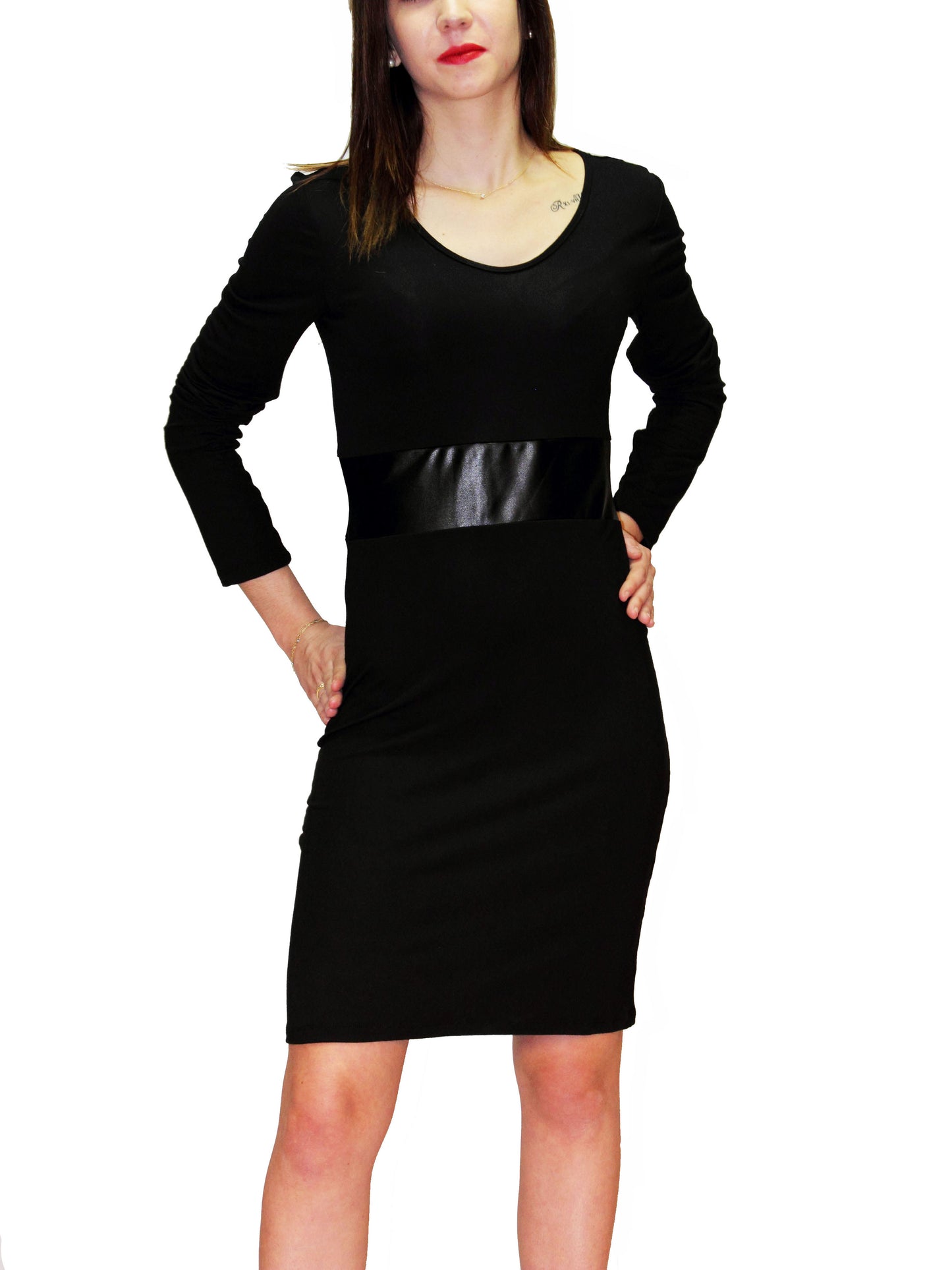 Robe noire en coton lycra col U avec ceinture vinyle au centre, manches longues