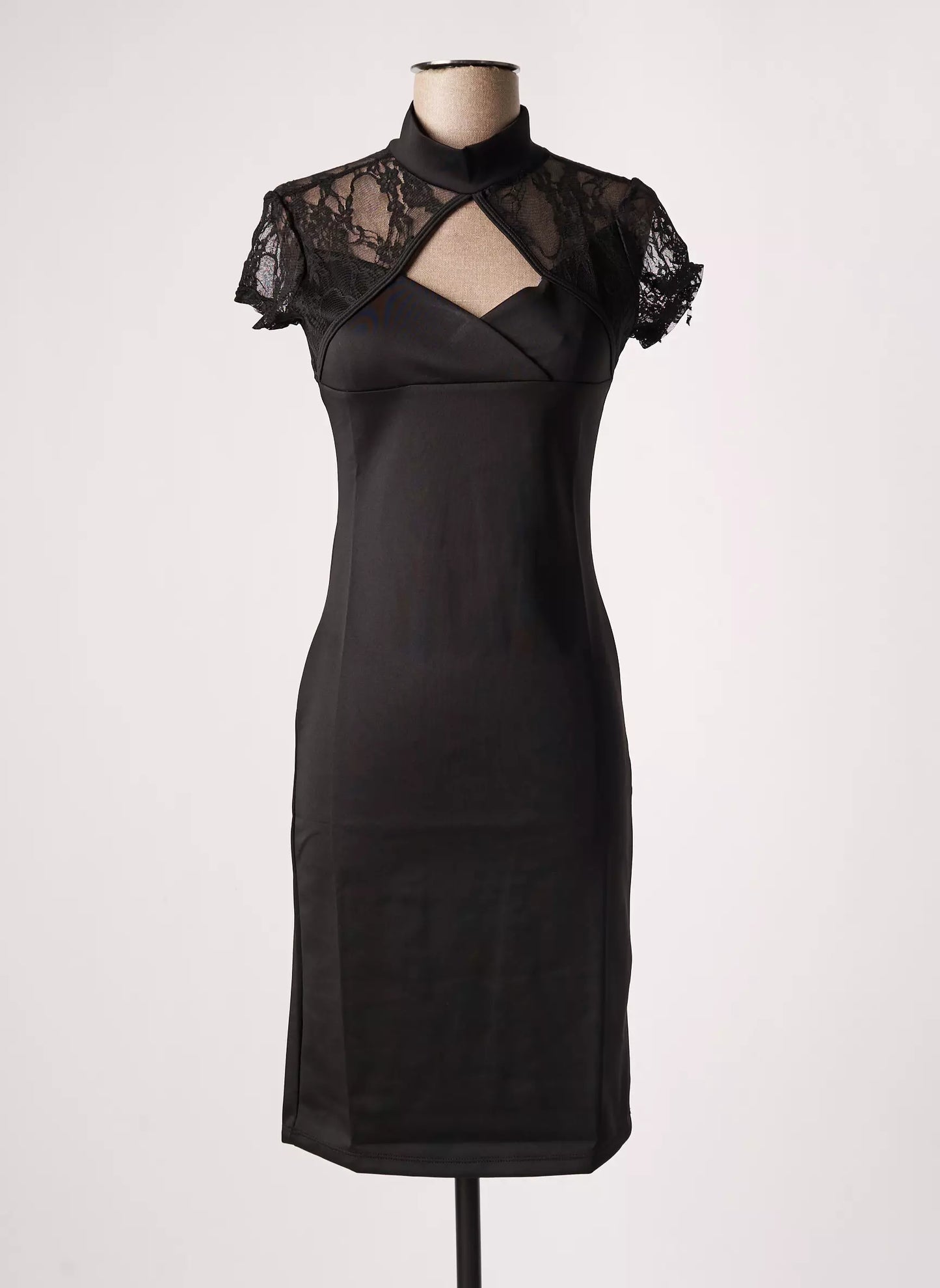 Robe noire en spandex avec lacets dans le dos, col triangle et petites manches 