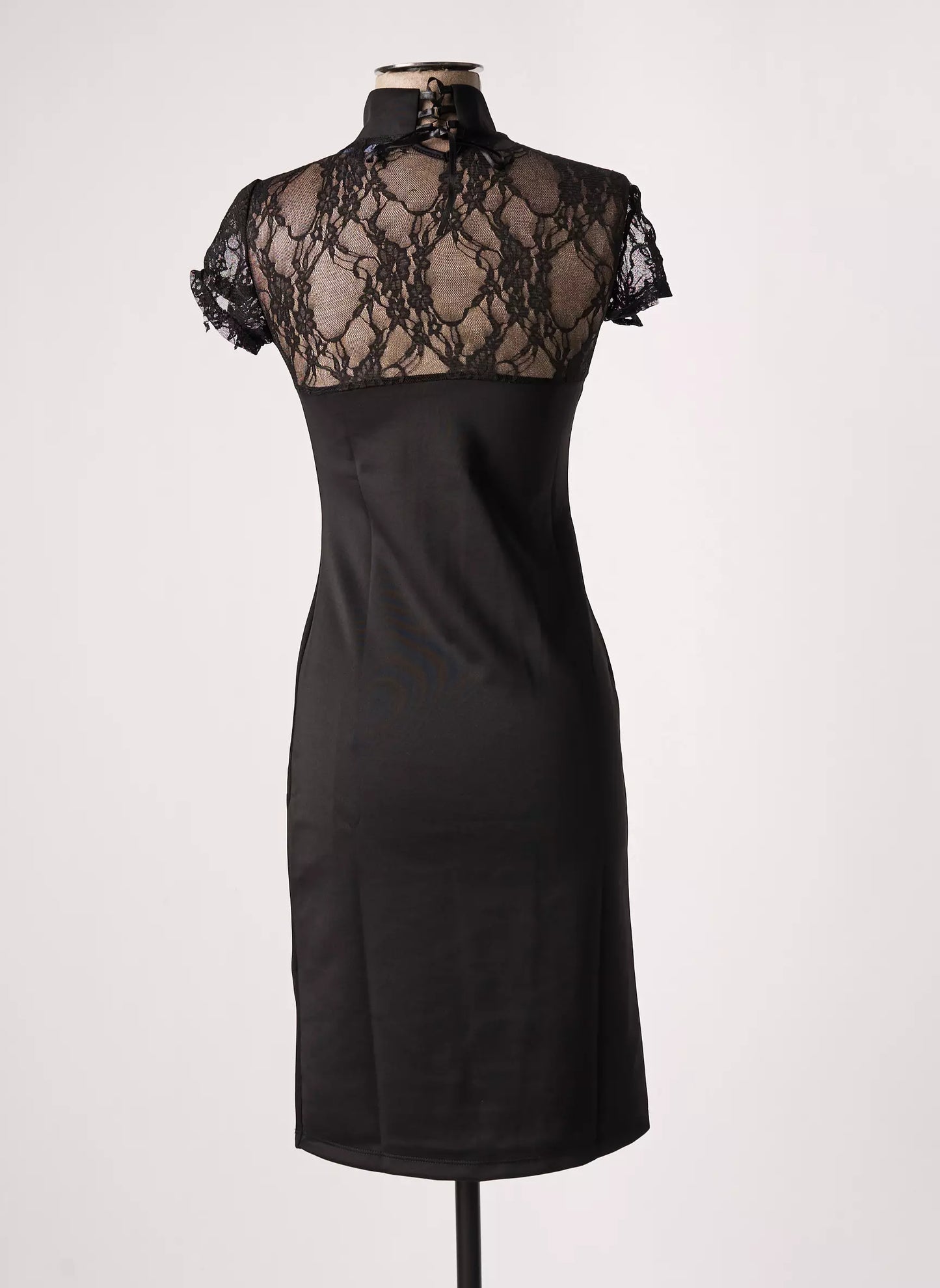 Robe noire en spandex avec lacets dans le dos, col triangle et petites manches 